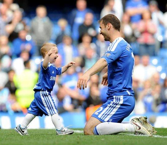 beberapa pemain-pemain chelsea dan anak-anaknya(fans chelsea masuk)