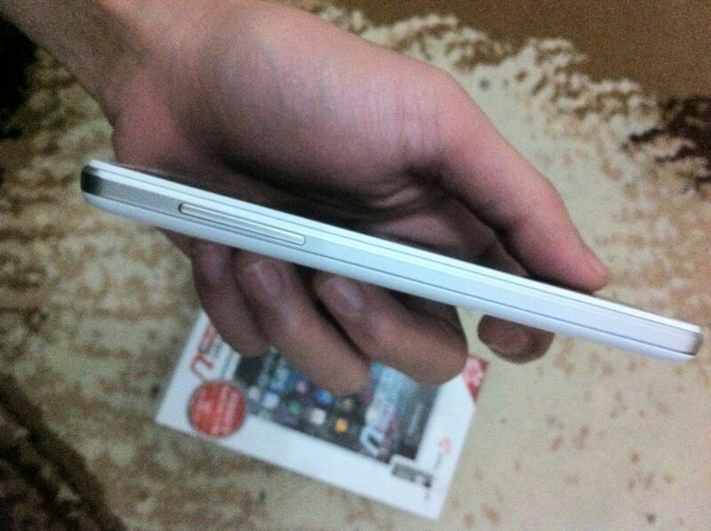 Smartfren Andromax U -LE ( Limited edition ) White Fullset Garansi panjang Bandung