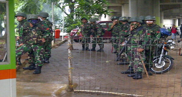 Personel TNI Rusak Kendaraan dan Pos Polisi di Karawang