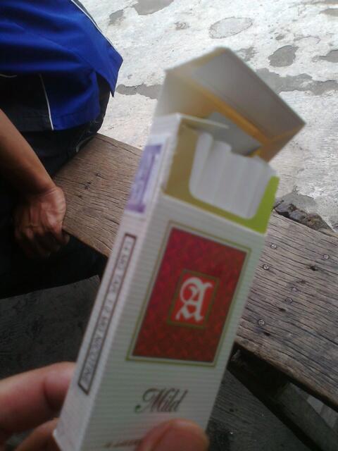 Akibat Selalu Beli Rokok Keteng'an / Eceran,,,, Ngakak gan,,