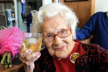 Nenek Ini Berumur 100 Tahun Karena Rajin Konsumsi Whisky dan Rokok
