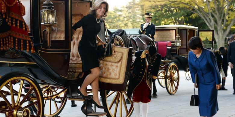 Caroline Kennedy Diarak dengan Kereta Kuda di Jepang