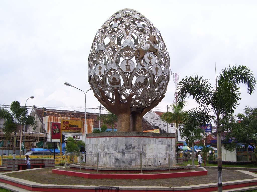 telur terbesar di dunia (rumah sama pohon mah lewat)