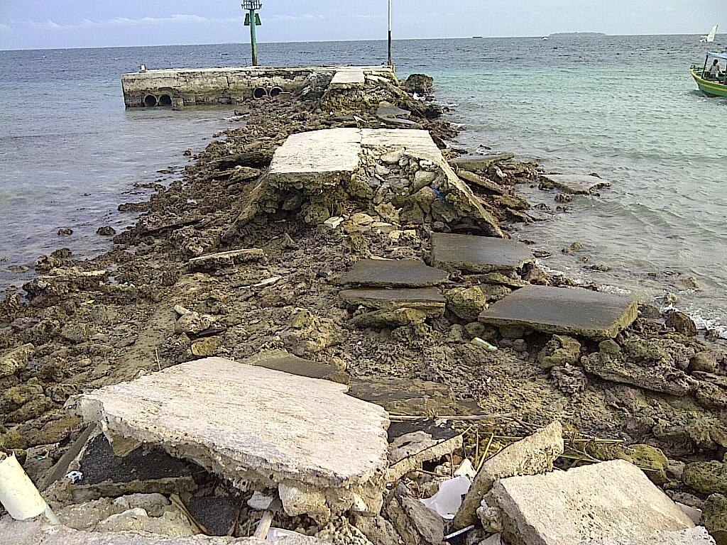 Goes to Pari Island