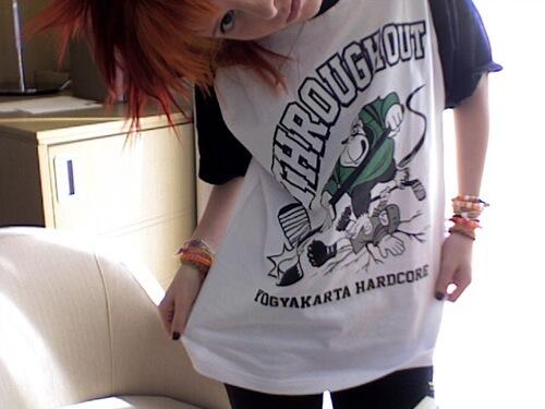 Keren gan !! Vokalis PARAMORE Hayley williams pake T-shirt band harcore jogja 