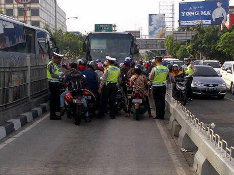 Panik Ada Polisi, Pemotor Angkat Motor Lewati Separator Busway di Mampang