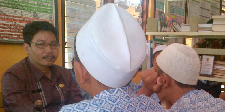 Guru Paksa 11 Murid Merokok dan Minum Air Ludah