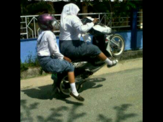 kelakuan anak SMA zaman sekarang