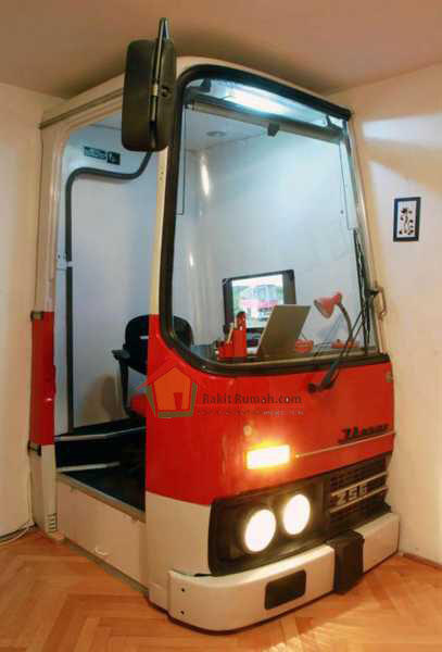 Disain ruang kerja dari rangka bus bekas