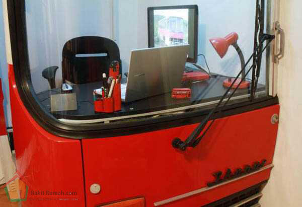 Disain ruang kerja dari rangka bus bekas