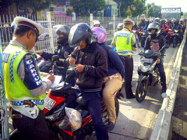 &#91;HOT&#93; Foto Kendaraan Yang Masuk Jalur Busway