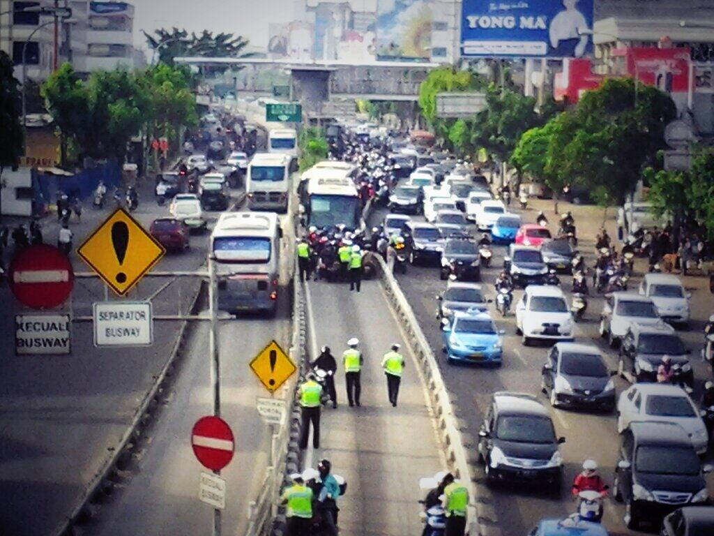 &#91;HOT&#93; Foto Kendaraan Yang Masuk Jalur Busway