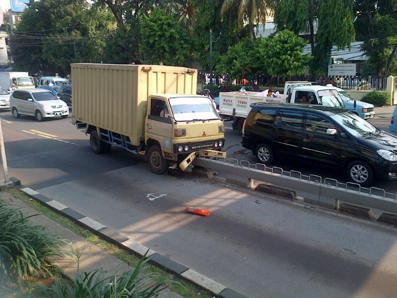 &#91;HOT&#93; Foto Kendaraan Yang Masuk Jalur Busway