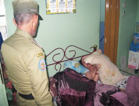satPol pp Sialan!!! Oknum Guru (teladan) di Gerebek saat asik MeZum di hotel