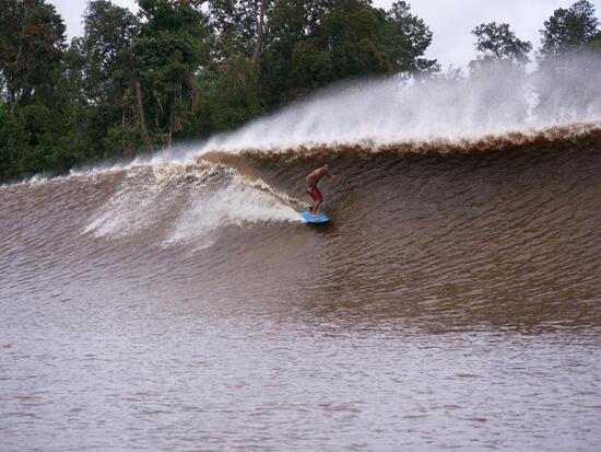 Sebuah Gelombang Impian &quot;Sungai&quot; di Indonesia Memukau Dunia Selancar
