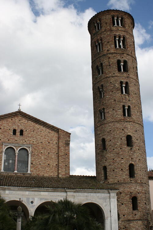Bangunan / Menara miring ( Lebih miring dari Menara Pisa