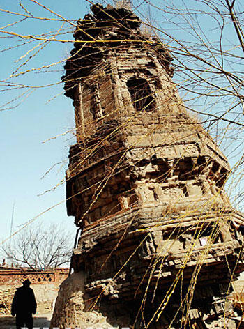 Bangunan / Menara miring ( Lebih miring dari Menara Pisa