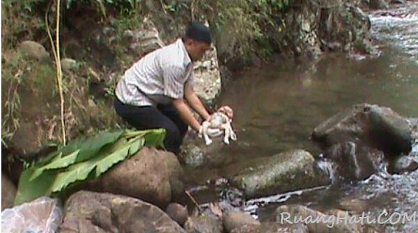 Seorang Ibu Buang Bayi Ke Sungai Karena Hamil Diluar Nikah Read more at: http://www.