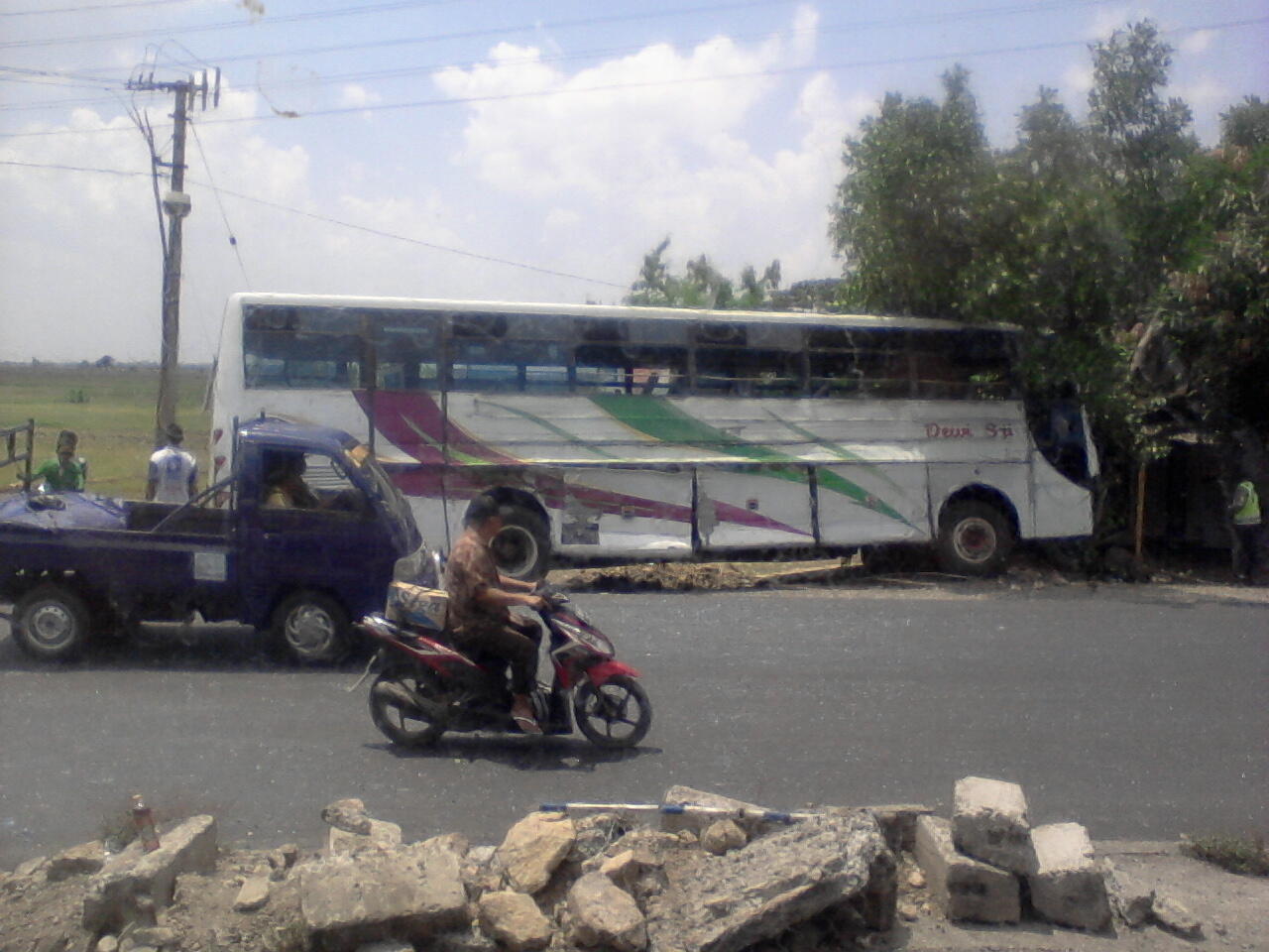 Aksi Bis yang adu jotos di jl raya Cirebon