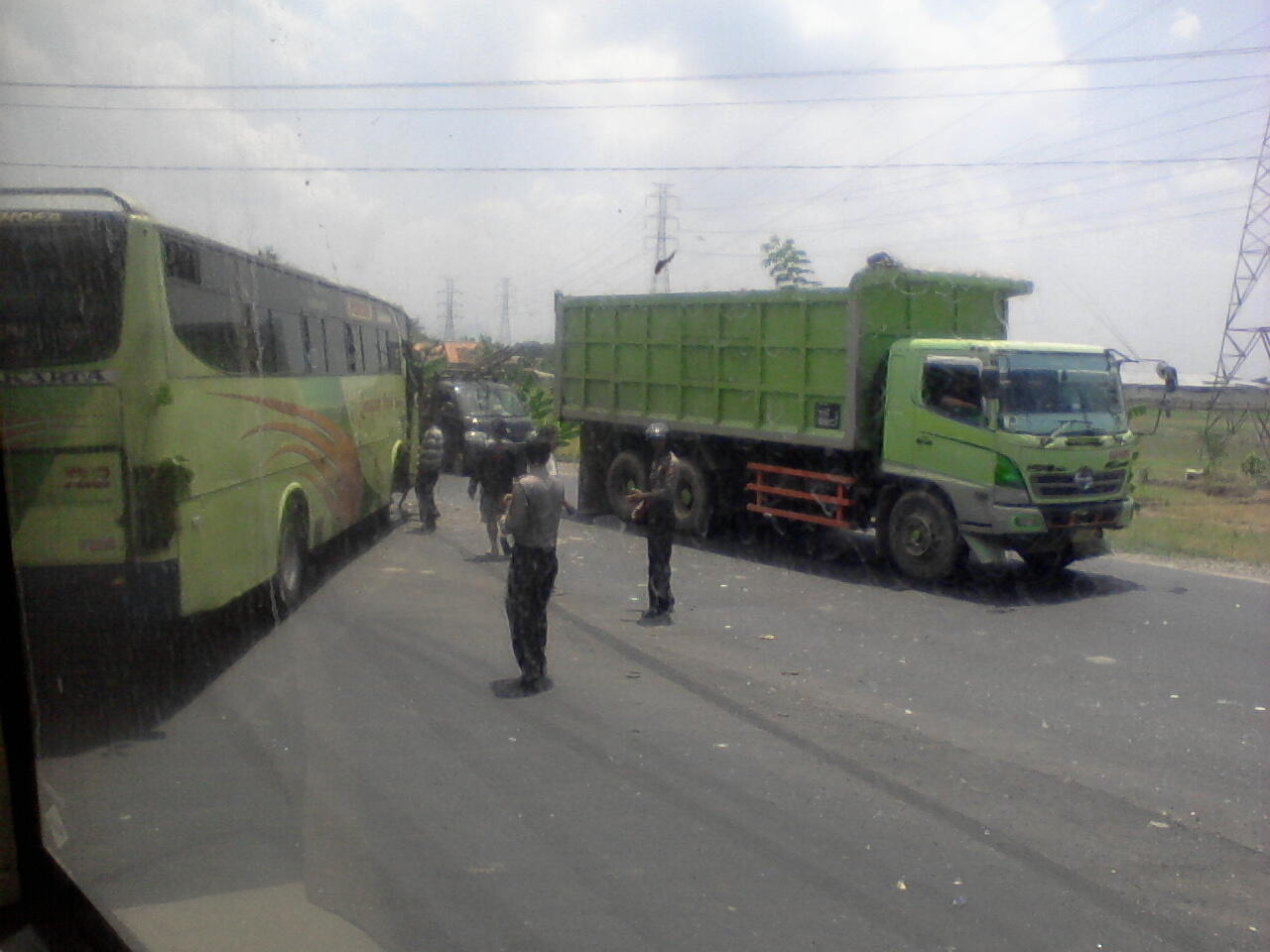 Aksi Bis yang adu jotos di jl raya Cirebon