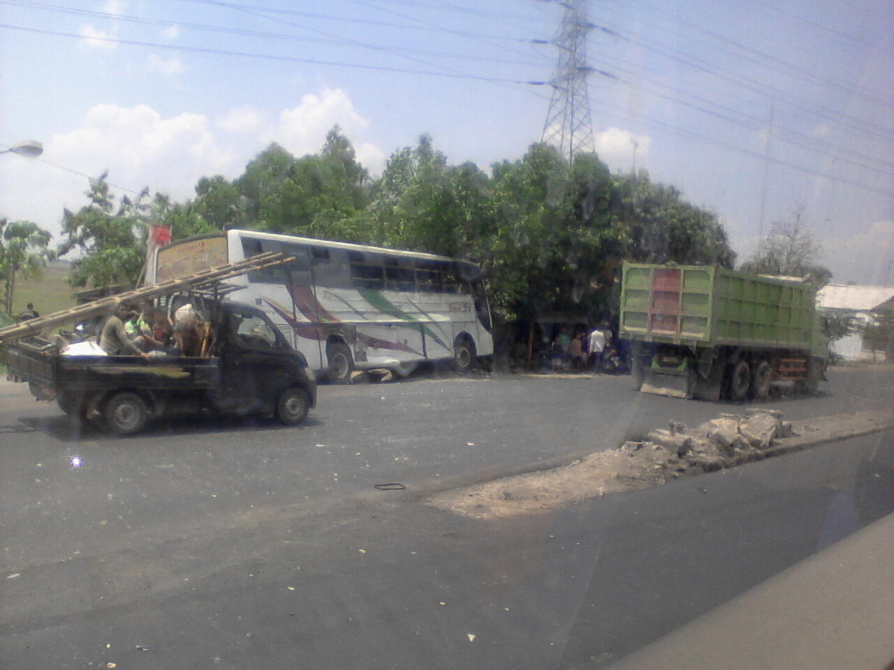Aksi Bis yang adu jotos di jl raya Cirebon