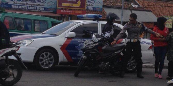 Polisi langgar lampu merah tabrak pemotor, motornya ditilang