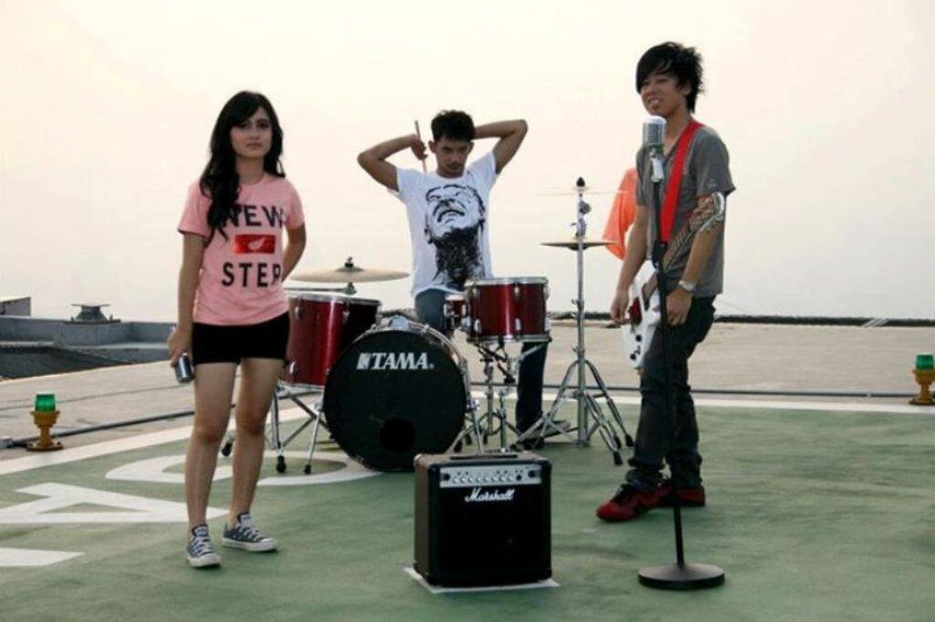 Revara, band dengan vokalis yang kece badai (IGO Detected)