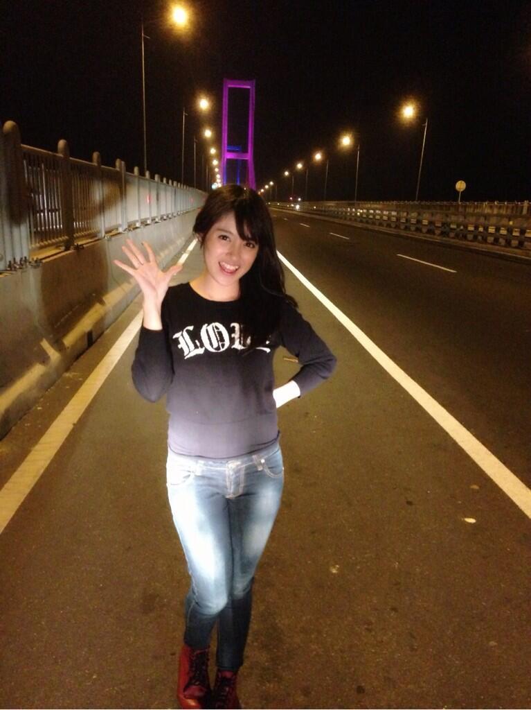 Ane fotoin NabilaJKT48 di jembatan SURAMADU surabaya gan :D