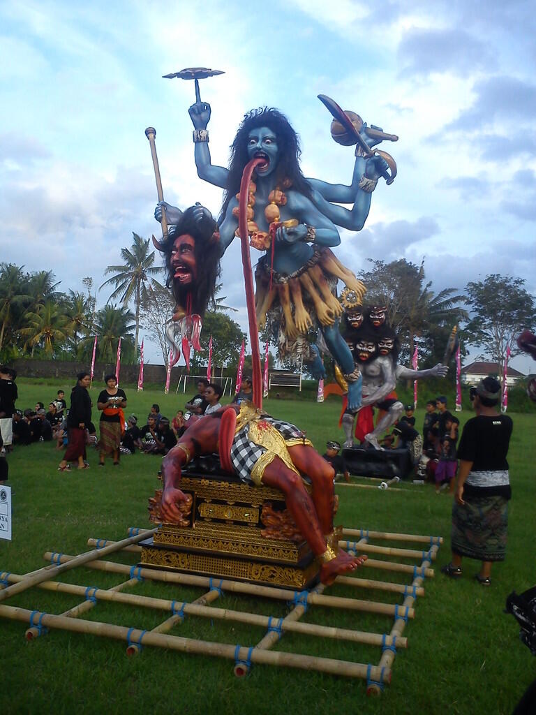 kerennya ogoh-ogoh di desa ane gan &quot;Kapal-Magupura-Bali&quot;2013