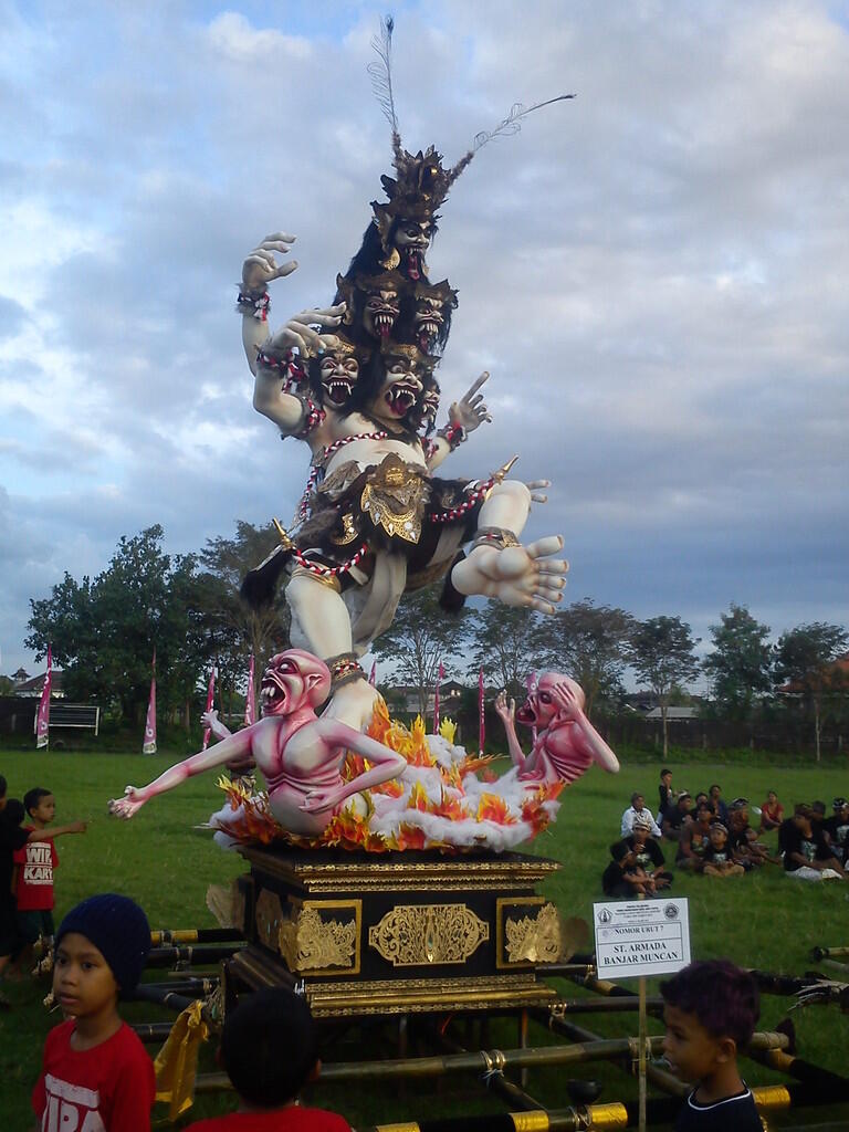 kerennya ogoh-ogoh di desa ane gan &quot;Kapal-Magupura-Bali&quot;2013