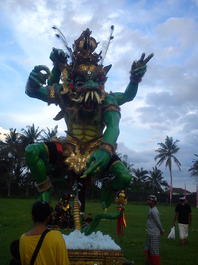 kerennya ogoh-ogoh di desa ane gan &quot;Kapal-Magupura-Bali&quot;2013