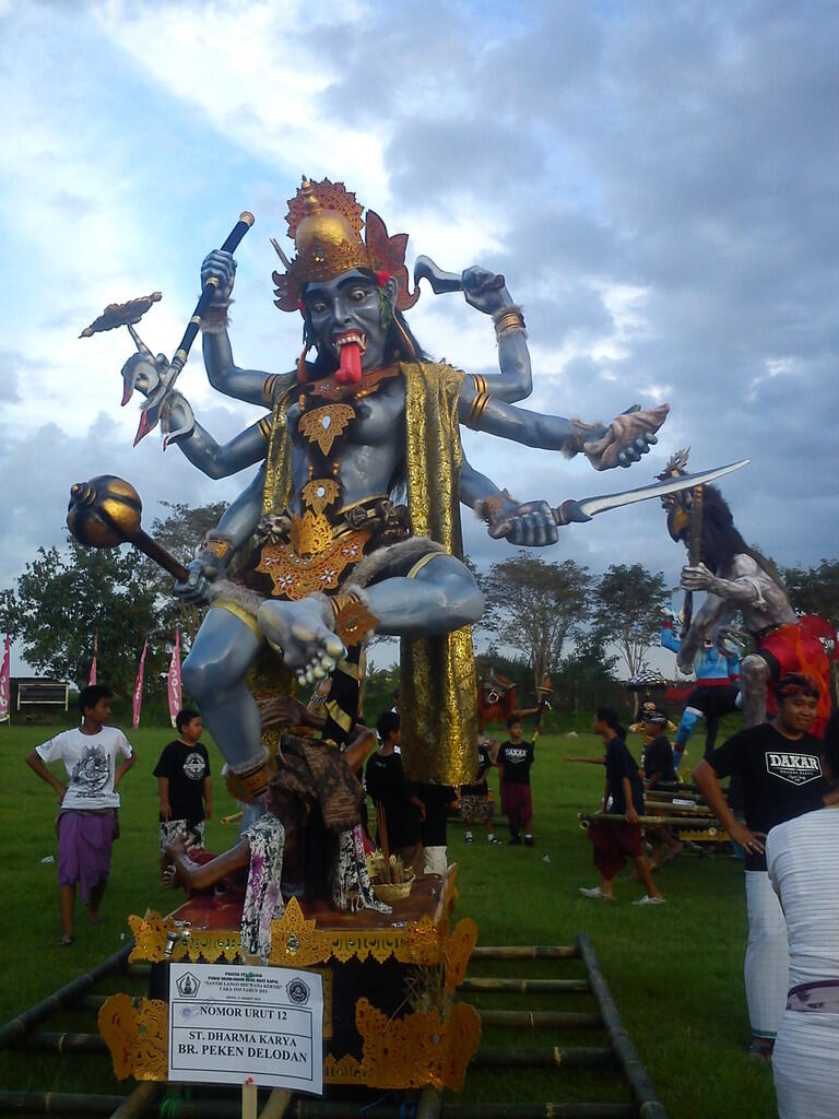 kerennya ogoh-ogoh di desa ane gan &quot;Kapal-Magupura-Bali&quot;2013