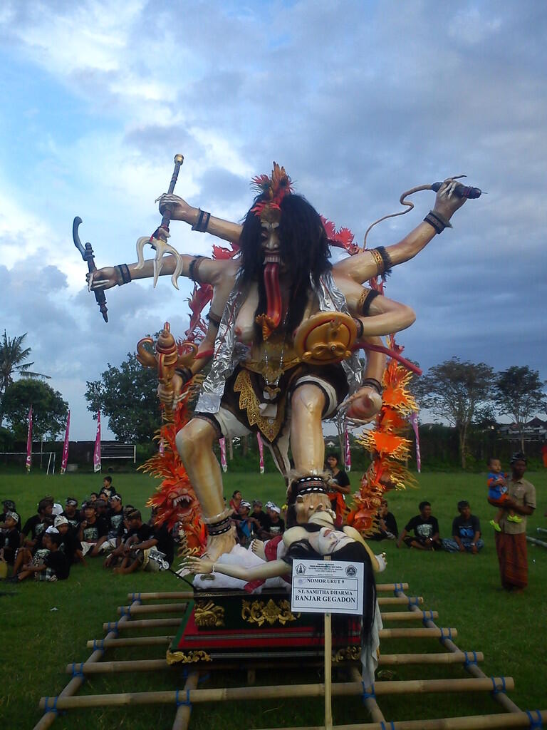 kerennya ogoh-ogoh di desa ane gan &quot;Kapal-Magupura-Bali&quot;2013