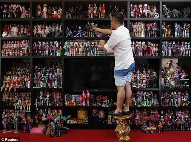 Pria Ini Mengoleksi Sekitar 6.000 Boneka Barbie