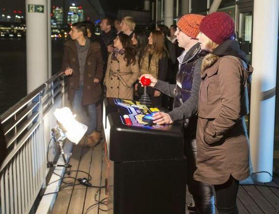 KEREN ! Game PACMAN Raksasa ini Dimainkan di Gedung