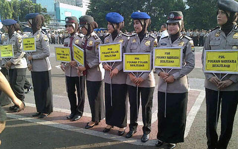  Polda Gelar Peragaan Busana Polwan Berjilbab