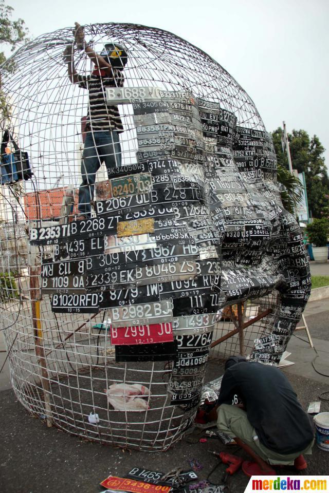 Uniknya patung dari sampah plat nomor kendaraan