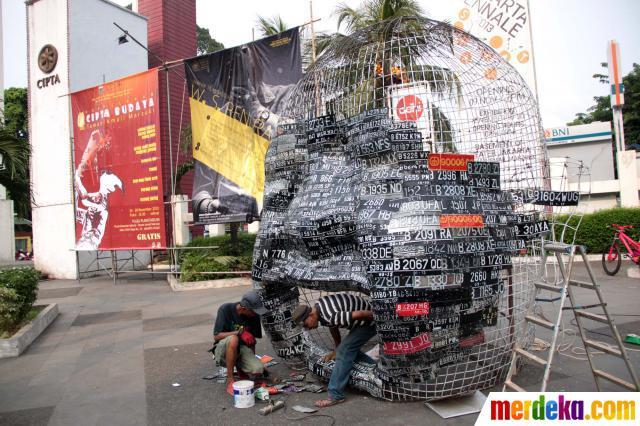 Uniknya patung dari sampah plat nomor kendaraan