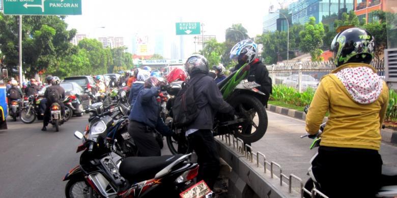 Ahok Komentari Pemotor Gotong Royong Angkat Motor Lewati Separator Busway 