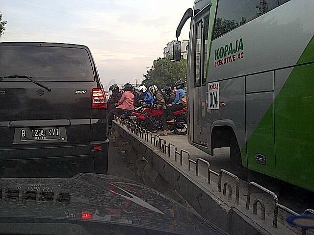 foto menyedihkan orang cacat mental di Jakarta 