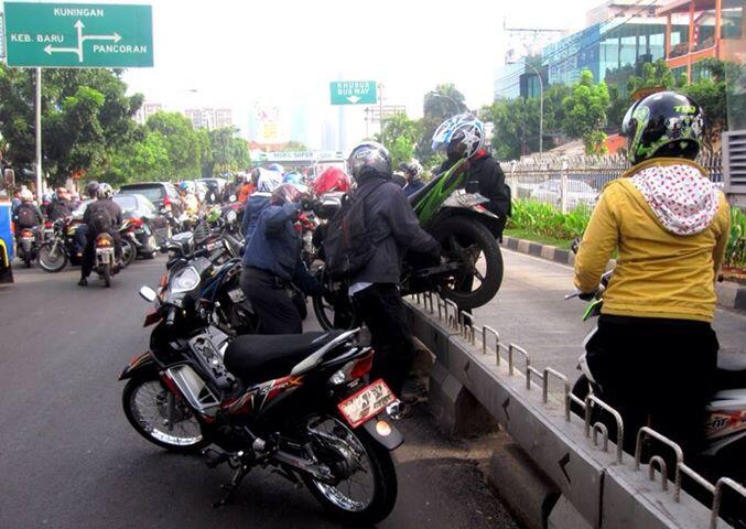 foto menyedihkan orang cacat mental di Jakarta 