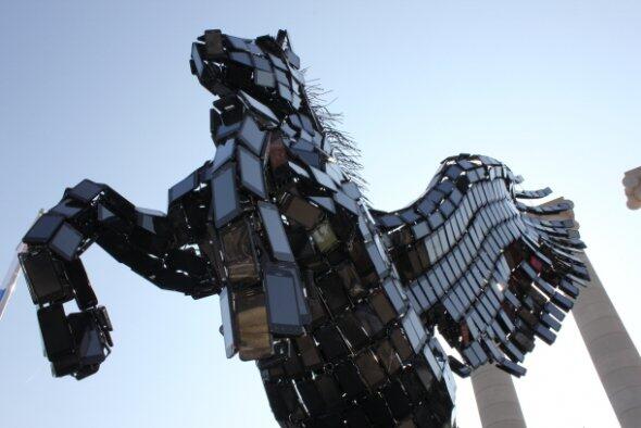 Keren! Pegasus Yang Terbuat dari Smartphone 