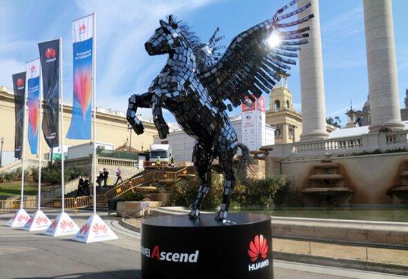 Keren! Pegasus Yang Terbuat dari Smartphone 