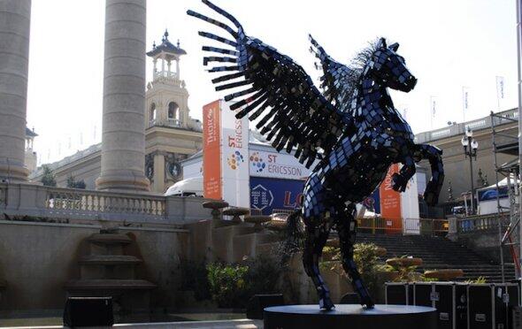 Keren! Pegasus Yang Terbuat dari Smartphone 