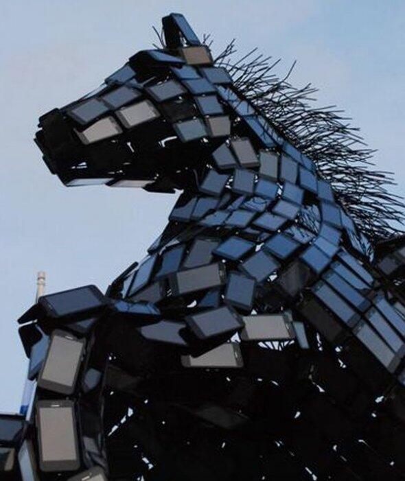 Keren! Pegasus Yang Terbuat dari Smartphone 
