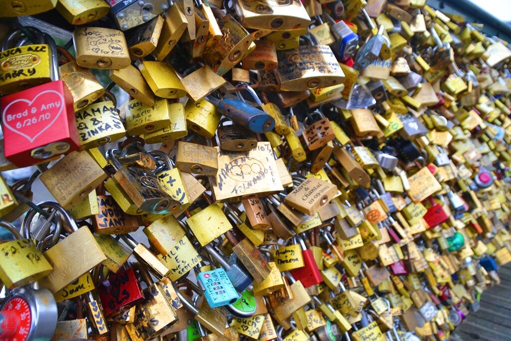 The Pont des Arts Runtuh Karena Cinta