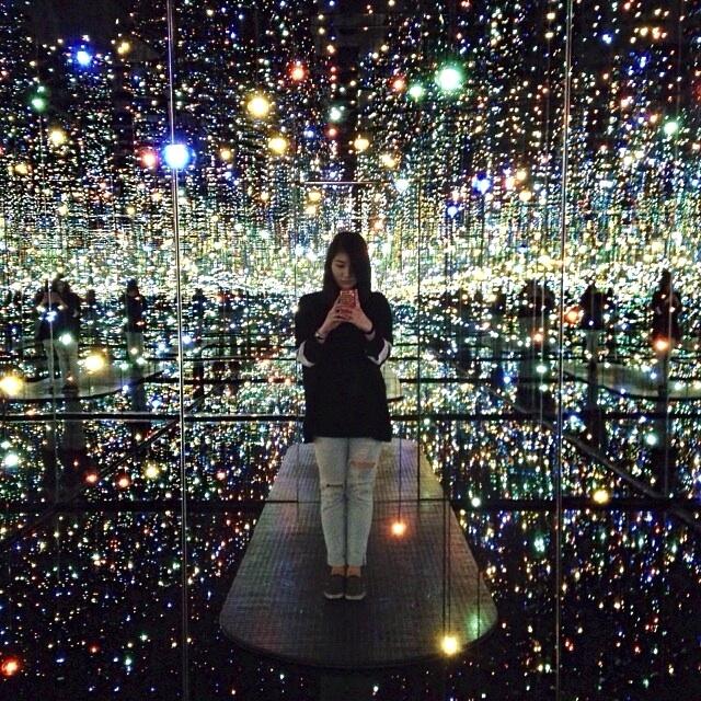 Ruang Cermin ‘Tak Terhingga’ Ciptakan Ilusi Luar Angkasa