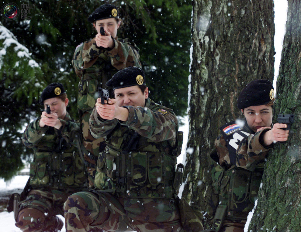 Cantiknya Tentara Wanita dari Berbagai Negara