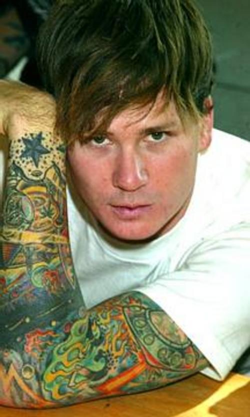 Biografi Tom delonge, yang suka melodic punk monggo.