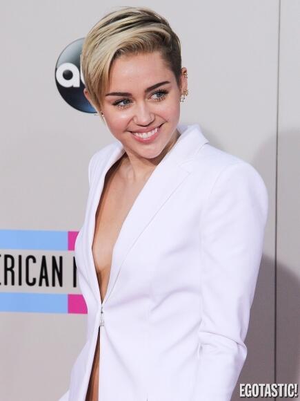 E! &quot; Penampilan Artis-Artis Hot Wanita di Red Carpet American Music Award &quot;